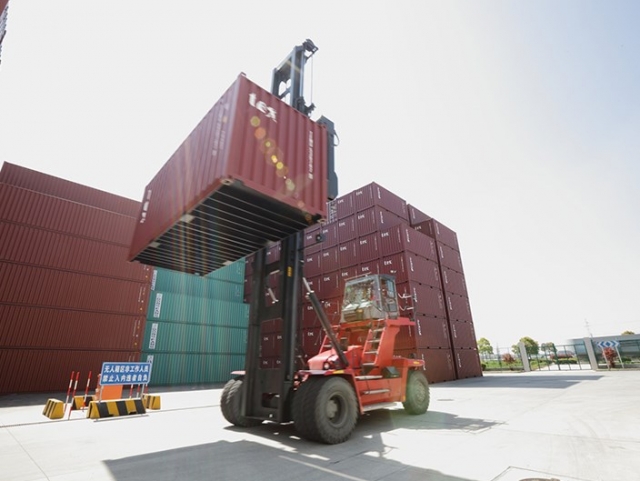 Empty container stacker DCU80-90 2