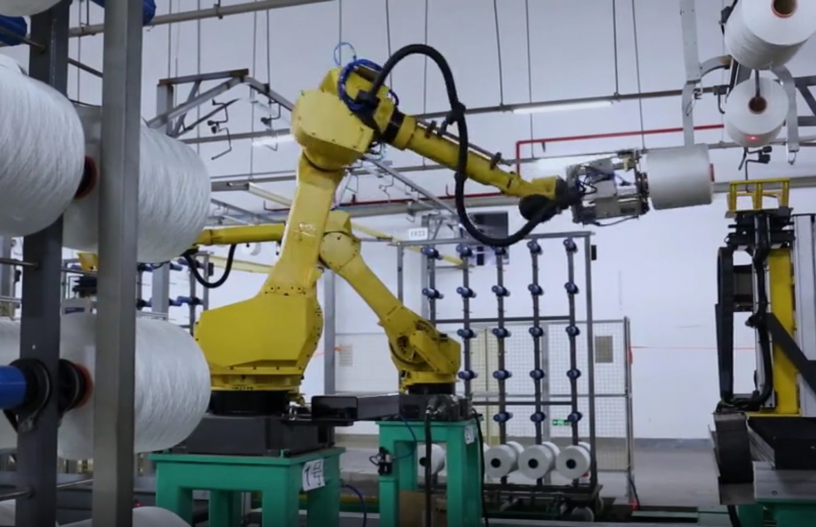 Automatic loading and unloading of yarn rolls