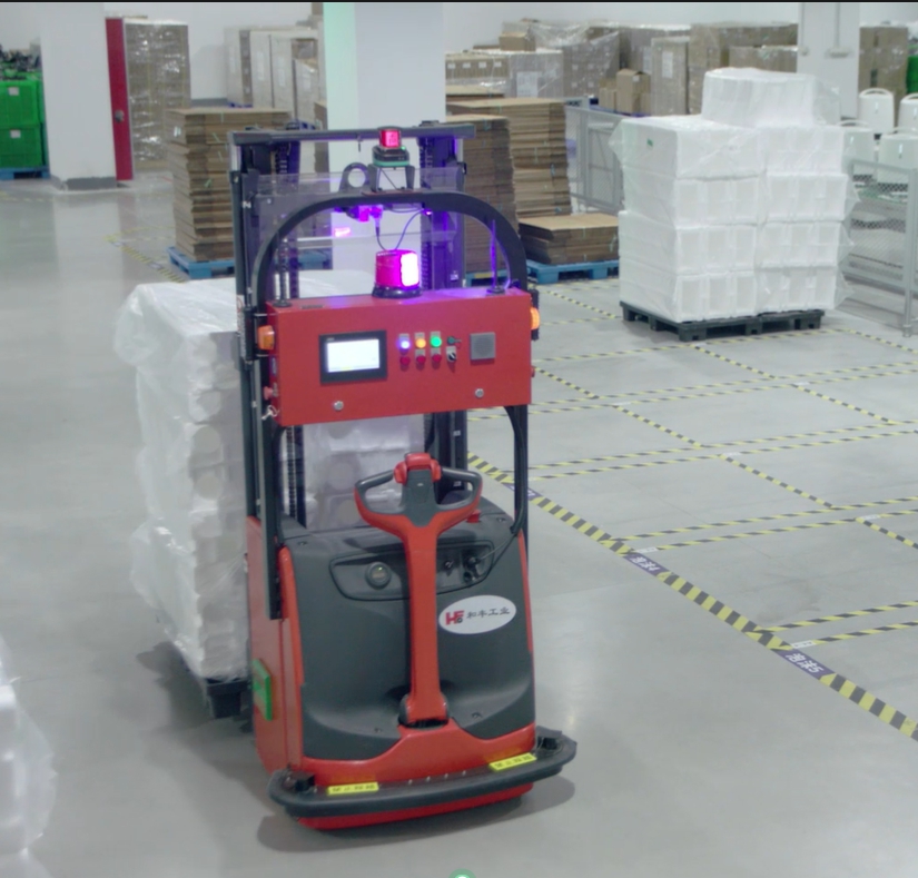 Tray transportation for daily necessities production line